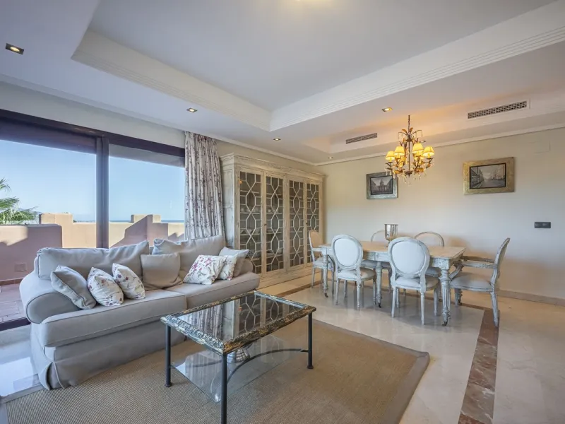Soto de Marbella is one of the most exclusive gated communities on the Costa del Sol. Within this gated community, you can enjoy beautiful gardens, several swimming pools, a gym, tennis and paddle tennis courts, and a 9-hole golf course. Or have a coffee 