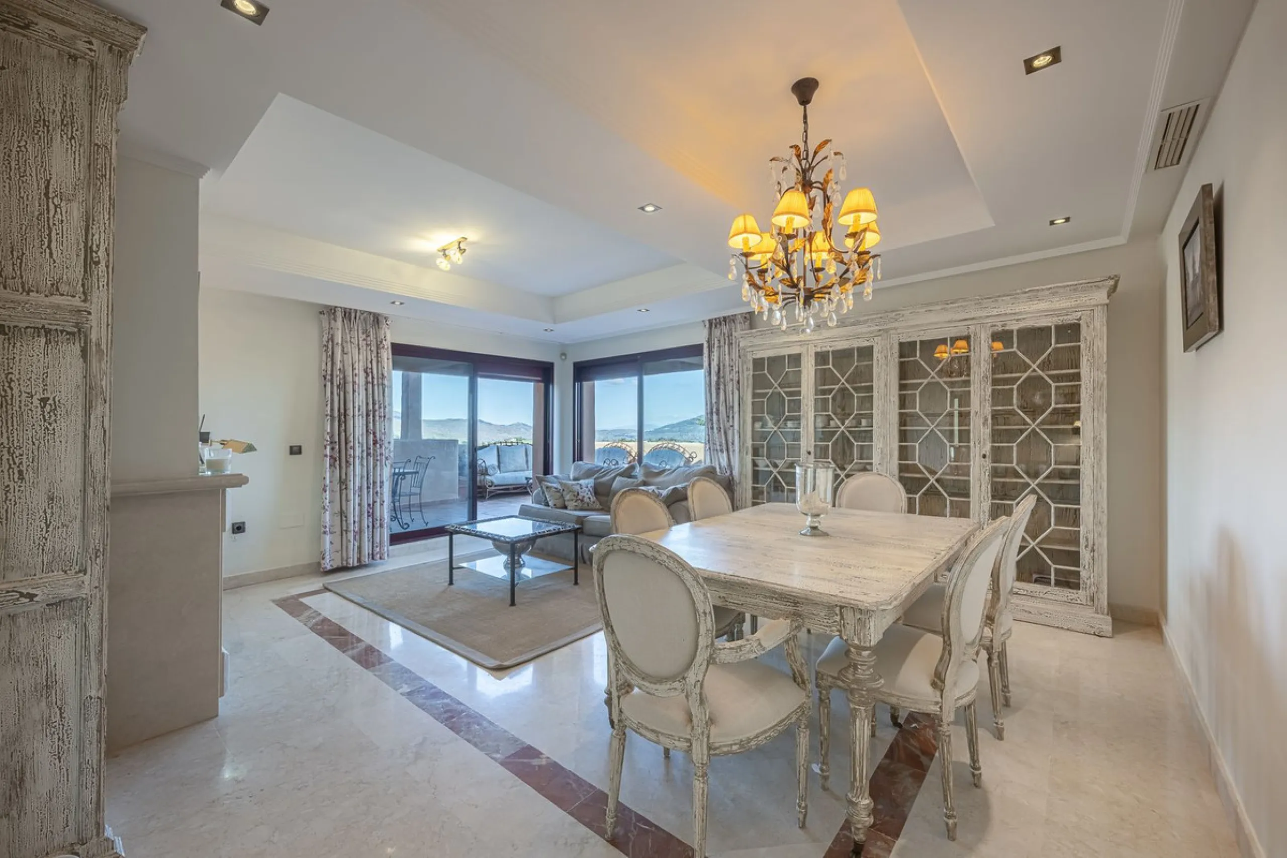 Soto de Marbella is one of the most exclusive gated communities on the Costa del Sol. Within this gated community, you can enjoy beautiful gardens, several swimming pools, a gym, tennis and paddle tennis courts, and a 9-hole golf course. Or have a coffee 