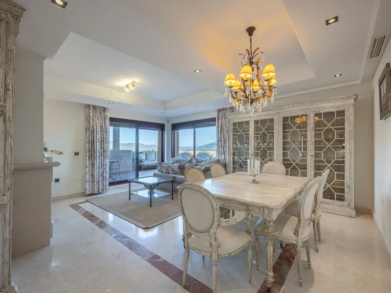 Soto de Marbella is one of the most exclusive gated communities on the Costa del Sol. Within this gated community, you can enjoy beautiful gardens, several swimming pools, a gym, tennis and paddle tennis courts, and a 9-hole golf course. Or have a coffee 