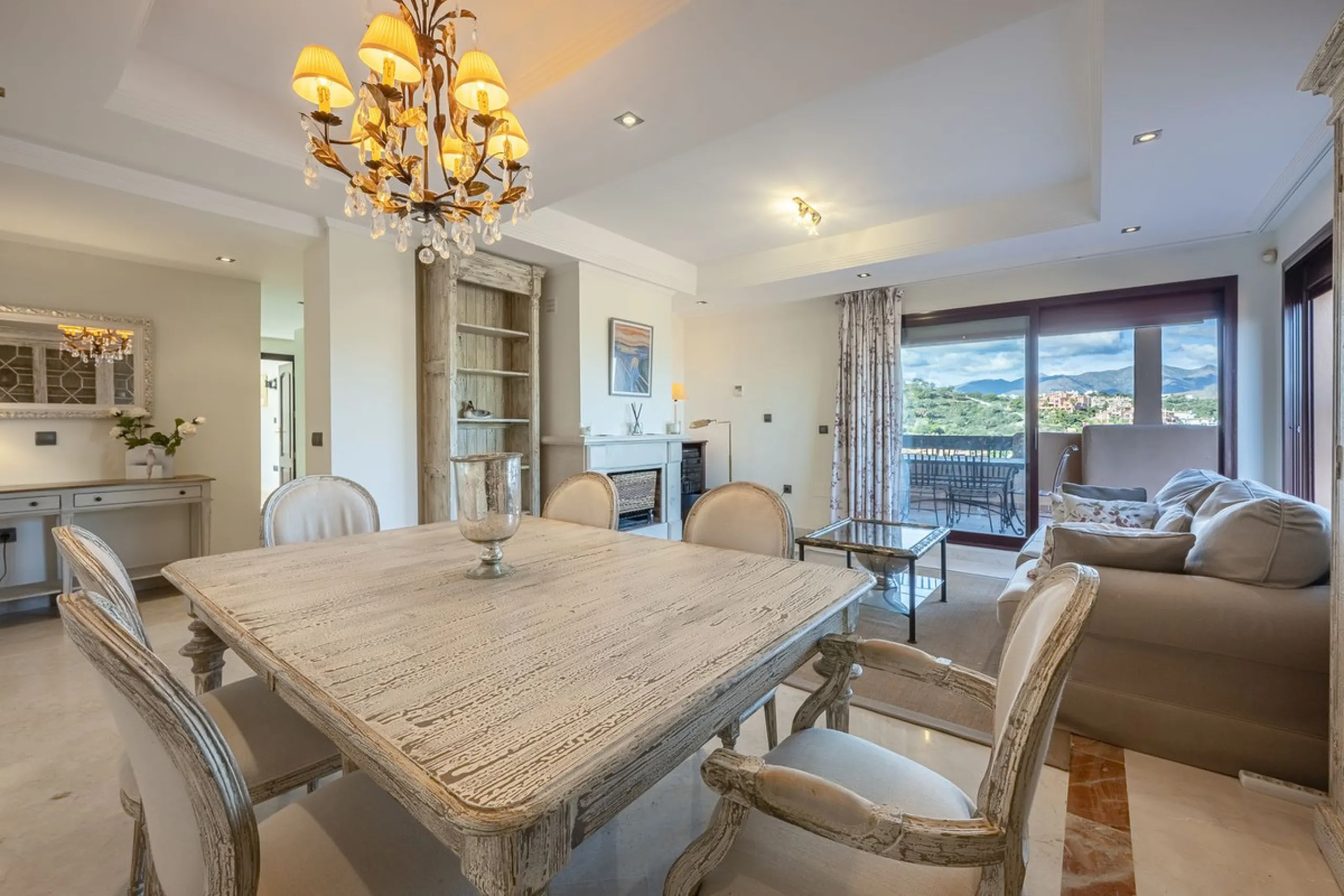 Soto de Marbella is one of the most exclusive gated communities on the Costa del Sol. Within this gated community, you can enjoy beautiful gardens, several swimming pools, a gym, tennis and paddle tennis courts, and a 9-hole golf course. Or have a coffee 