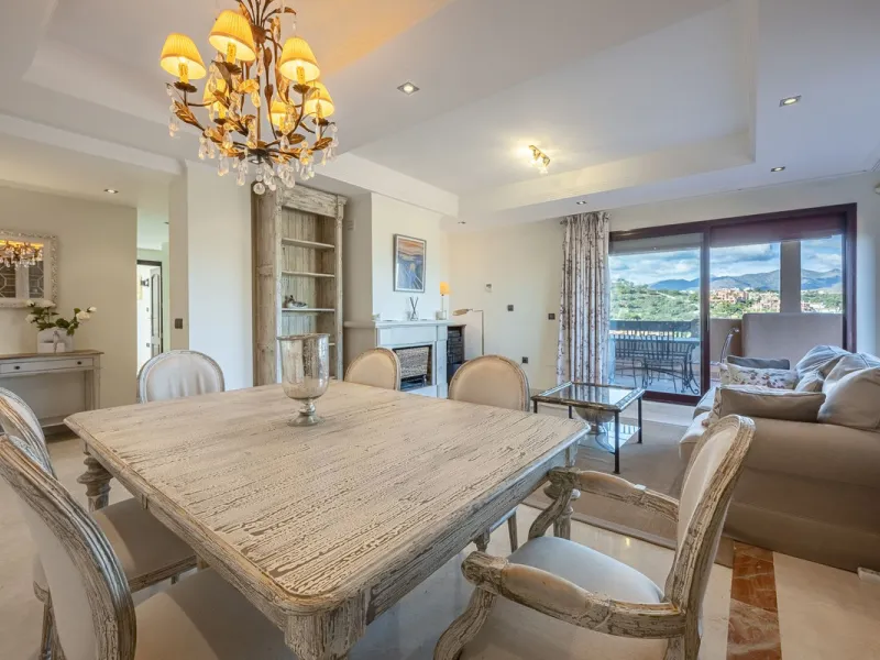 Soto de Marbella is one of the most exclusive gated communities on the Costa del Sol. Within this gated community, you can enjoy beautiful gardens, several swimming pools, a gym, tennis and paddle tennis courts, and a 9-hole golf course. Or have a coffee 