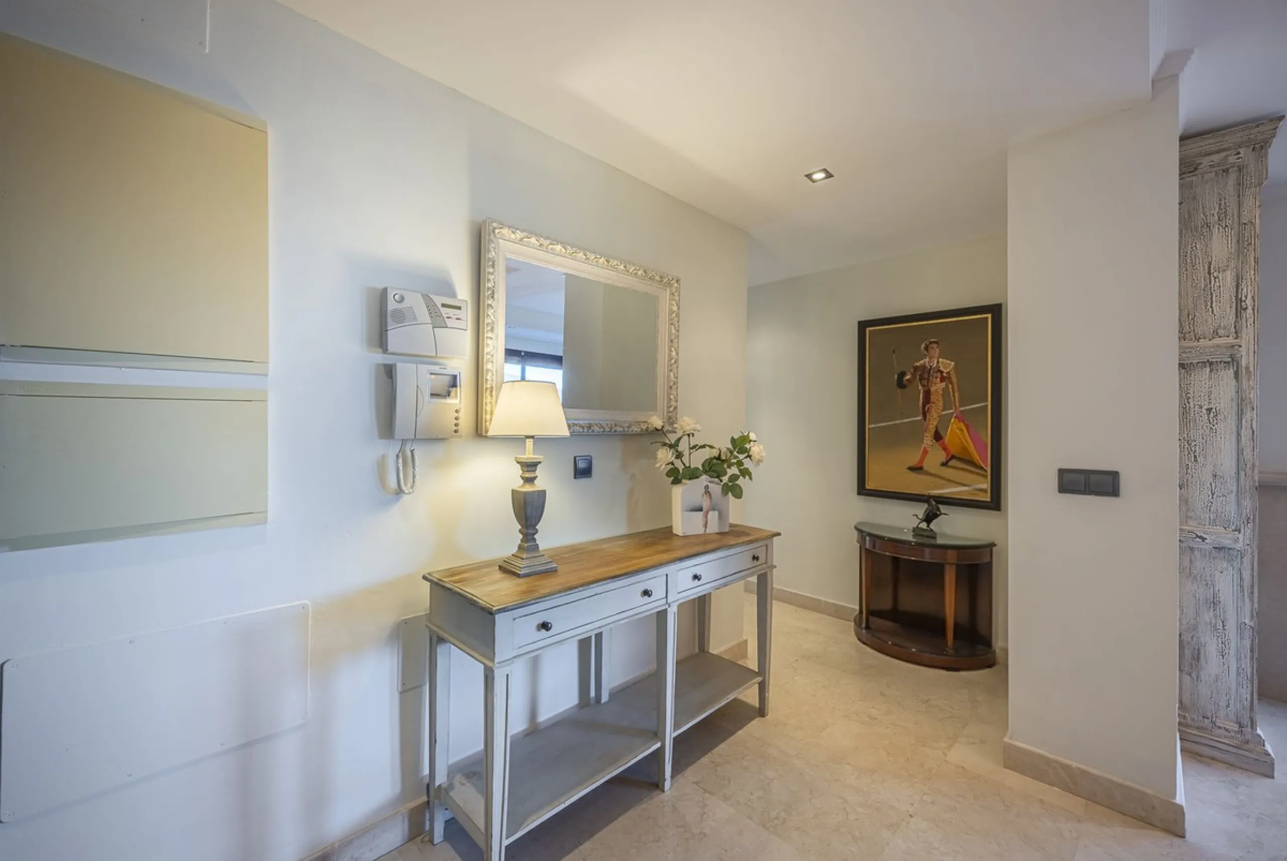 Soto de Marbella is one of the most exclusive gated communities on the Costa del Sol. Within this gated community, you can enjoy beautiful gardens, several swimming pools, a gym, tennis and paddle tennis courts, and a 9-hole golf course. Or have a coffee 