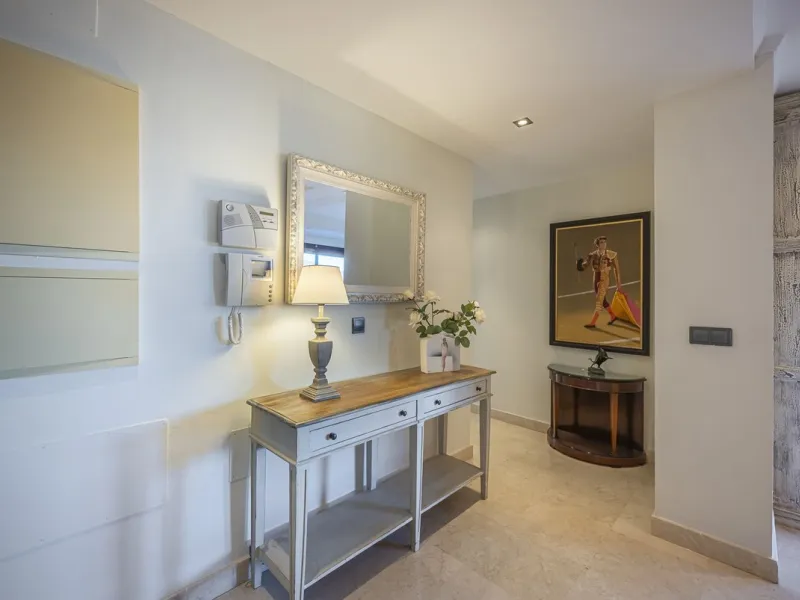 Soto de Marbella is one of the most exclusive gated communities on the Costa del Sol. Within this gated community, you can enjoy beautiful gardens, several swimming pools, a gym, tennis and paddle tennis courts, and a 9-hole golf course. Or have a coffee 