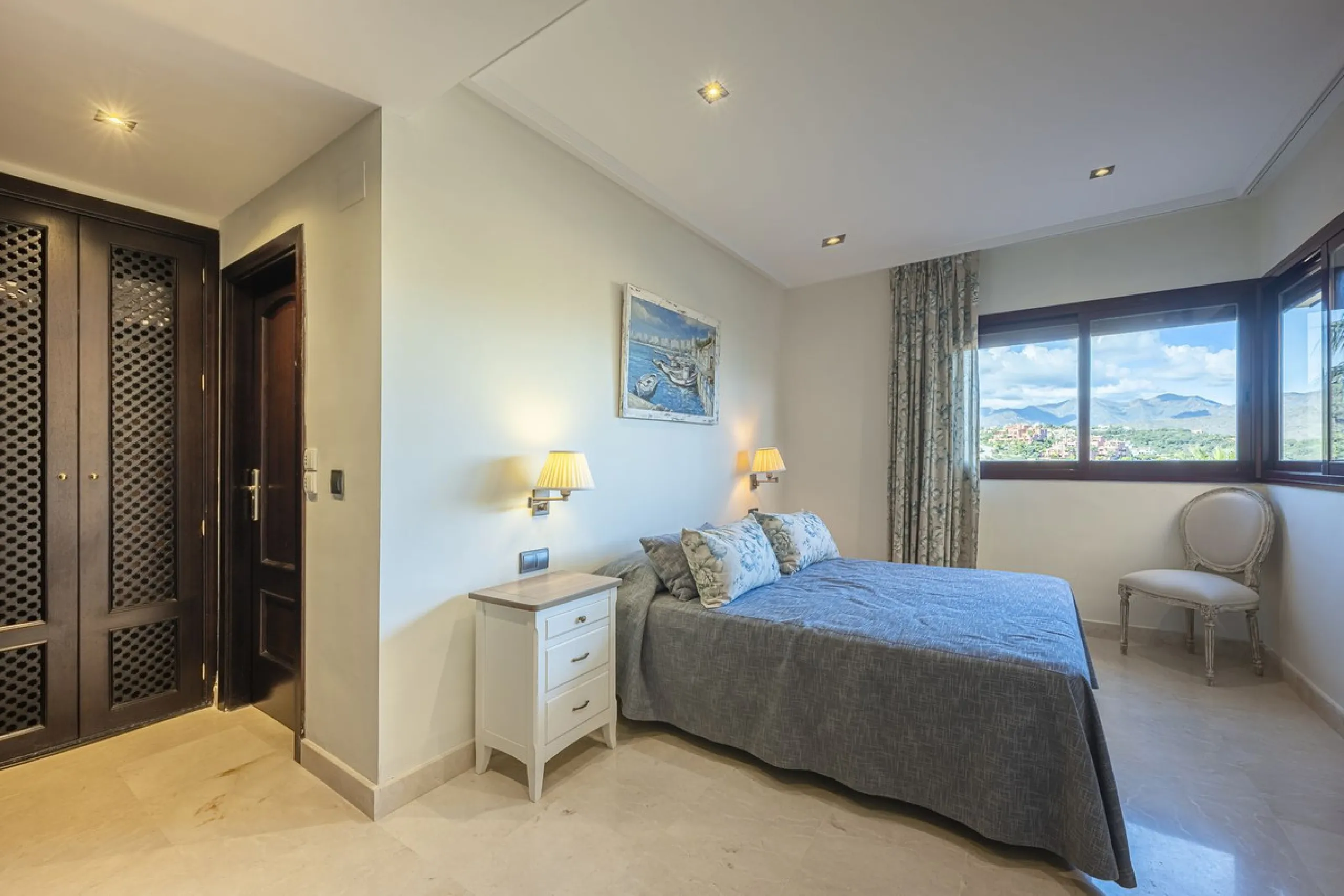 Soto de Marbella is one of the most exclusive gated communities on the Costa del Sol. Within this gated community, you can enjoy beautiful gardens, several swimming pools, a gym, tennis and paddle tennis courts, and a 9-hole golf course. Or have a coffee 