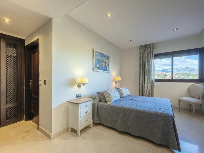 Soto de Marbella is one of the most exclusive gated communities on the Costa del Sol. Within this gated community, you can enjoy beautiful gardens, several swimming pools, a gym, tennis and paddle tennis courts, and a 9-hole golf course. Or have a coffee 