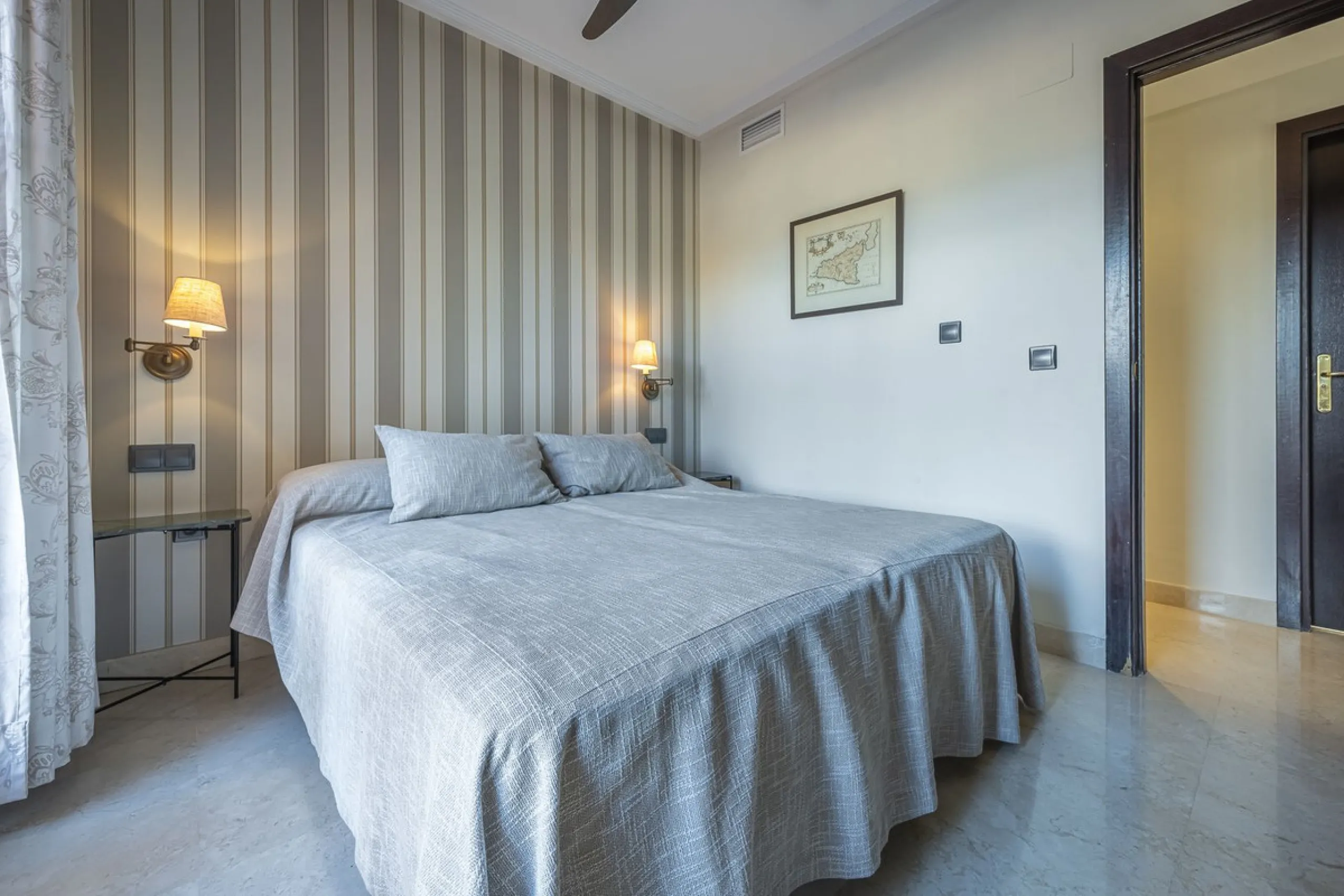 Soto de Marbella is one of the most exclusive gated communities on the Costa del Sol. Within this gated community, you can enjoy beautiful gardens, several swimming pools, a gym, tennis and paddle tennis courts, and a 9-hole golf course. Or have a coffee 
