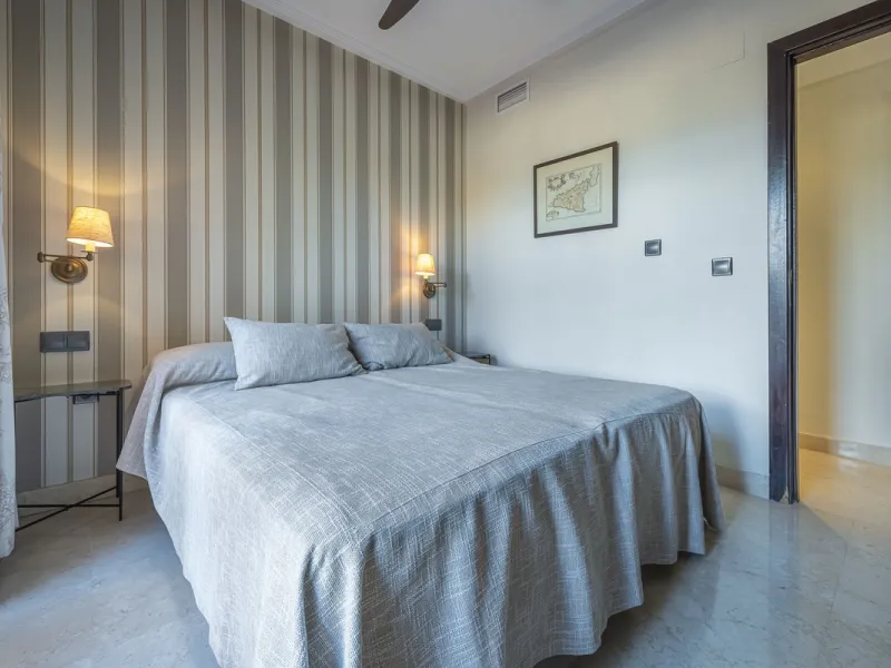 Soto de Marbella is one of the most exclusive gated communities on the Costa del Sol. Within this gated community, you can enjoy beautiful gardens, several swimming pools, a gym, tennis and paddle tennis courts, and a 9-hole golf course. Or have a coffee 