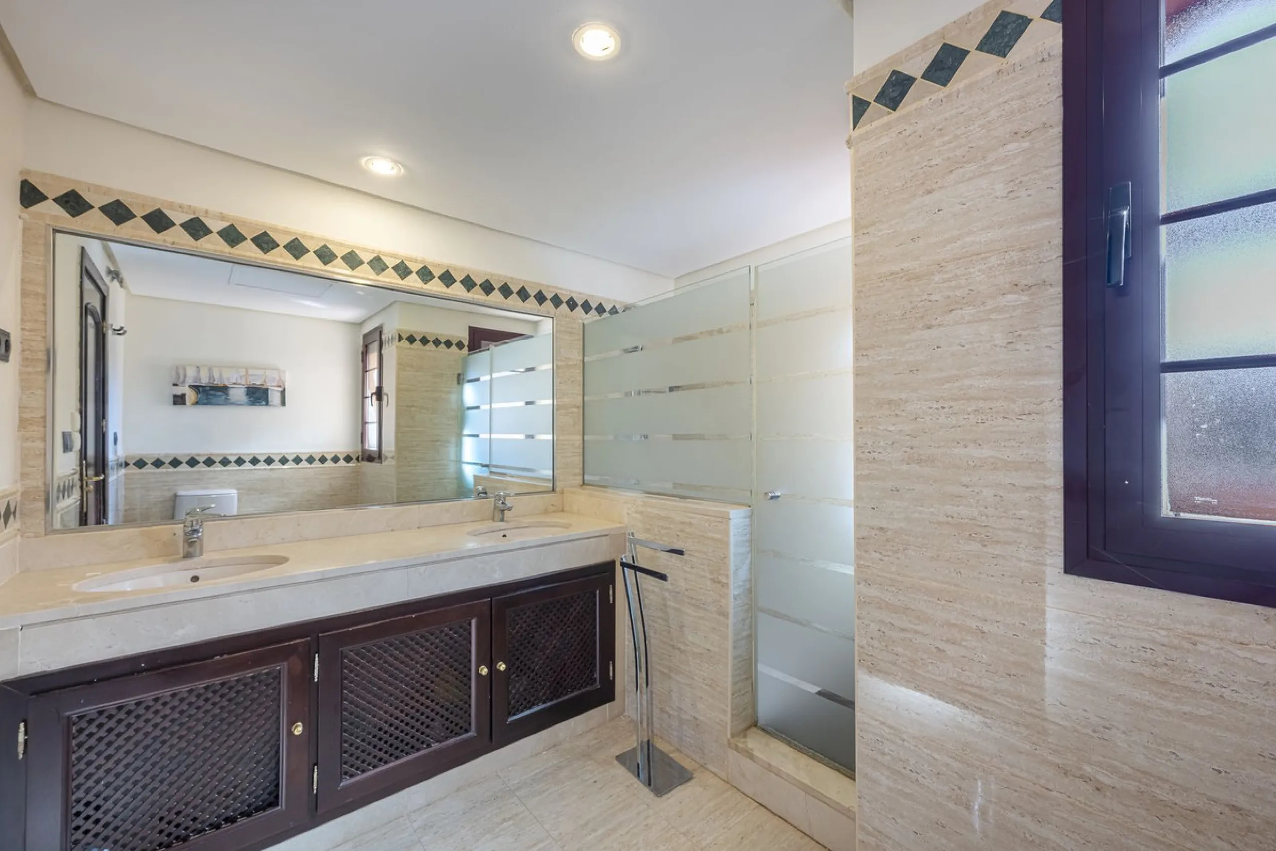 Soto de Marbella is one of the most exclusive gated communities on the Costa del Sol. Within this gated community, you can enjoy beautiful gardens, several swimming pools, a gym, tennis and paddle tennis courts, and a 9-hole golf course. Or have a coffee 