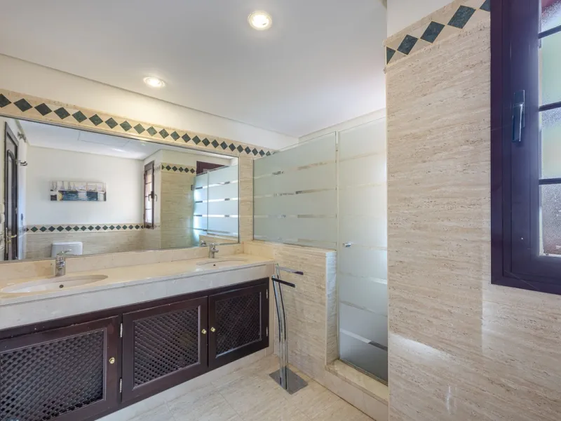 Soto de Marbella is one of the most exclusive gated communities on the Costa del Sol. Within this gated community, you can enjoy beautiful gardens, several swimming pools, a gym, tennis and paddle tennis courts, and a 9-hole golf course. Or have a coffee 