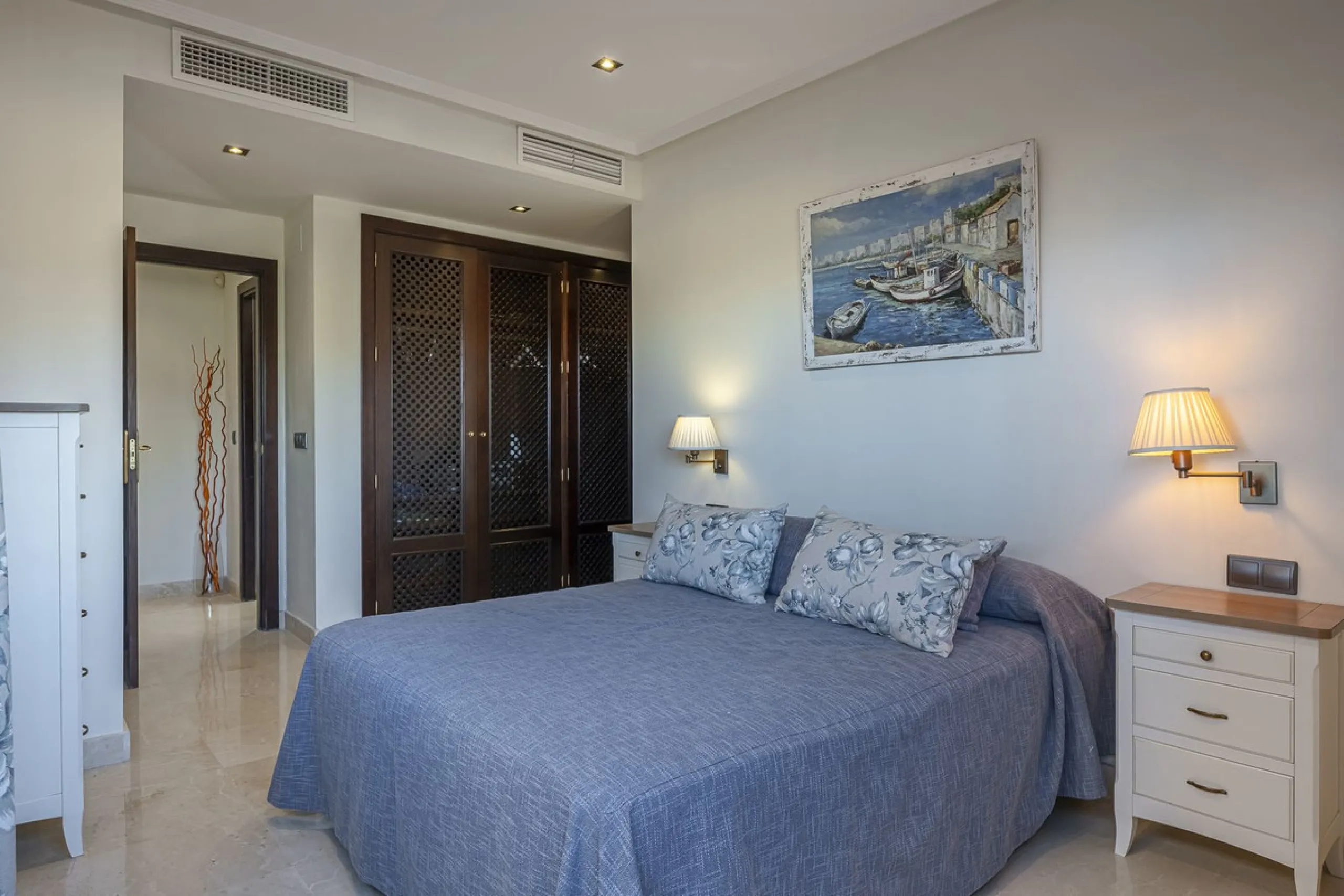 Soto de Marbella is one of the most exclusive gated communities on the Costa del Sol. Within this gated community, you can enjoy beautiful gardens, several swimming pools, a gym, tennis and paddle tennis courts, and a 9-hole golf course. Or have a coffee 