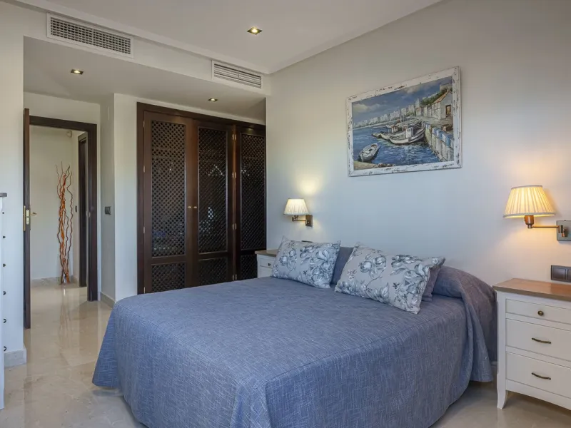 Soto de Marbella is one of the most exclusive gated communities on the Costa del Sol. Within this gated community, you can enjoy beautiful gardens, several swimming pools, a gym, tennis and paddle tennis courts, and a 9-hole golf course. Or have a coffee 