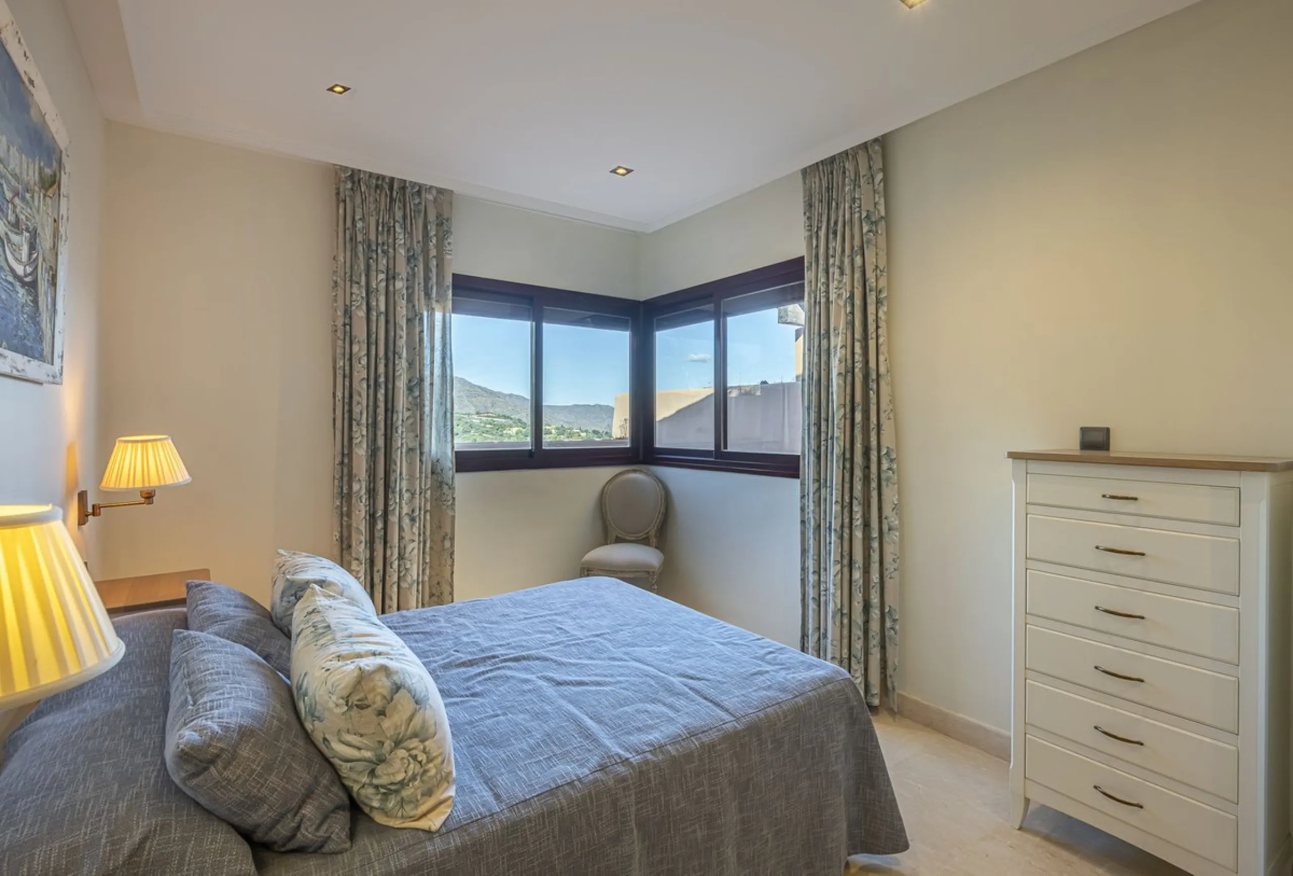 Soto de Marbella is one of the most exclusive gated communities on the Costa del Sol. Within this gated community, you can enjoy beautiful gardens, several swimming pools, a gym, tennis and paddle tennis courts, and a 9-hole golf course. Or have a coffee 