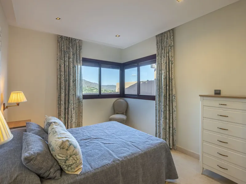 Soto de Marbella is one of the most exclusive gated communities on the Costa del Sol. Within this gated community, you can enjoy beautiful gardens, several swimming pools, a gym, tennis and paddle tennis courts, and a 9-hole golf course. Or have a coffee 