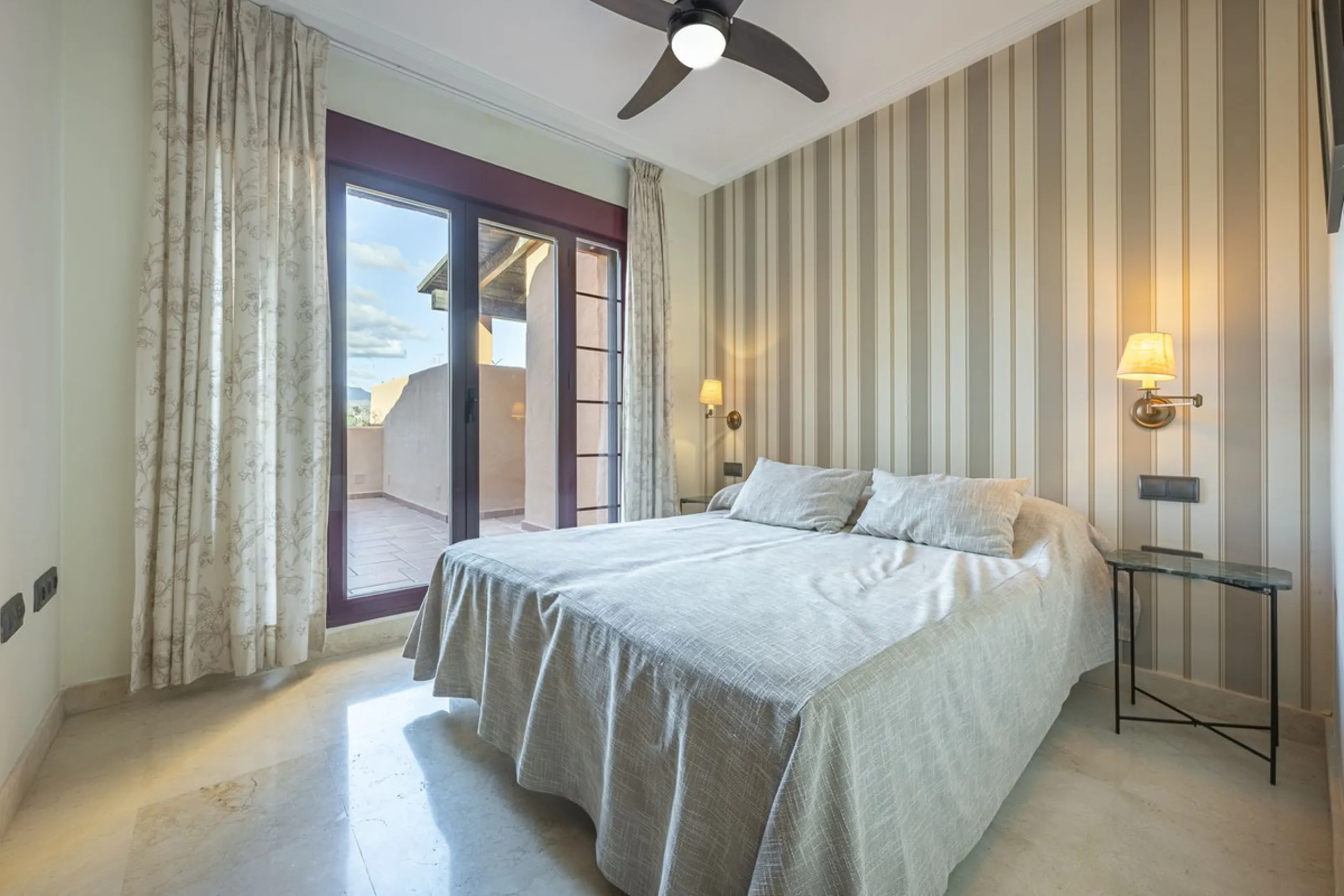 Soto de Marbella is one of the most exclusive gated communities on the Costa del Sol. Within this gated community, you can enjoy beautiful gardens, several swimming pools, a gym, tennis and paddle tennis courts, and a 9-hole golf course. Or have a coffee 