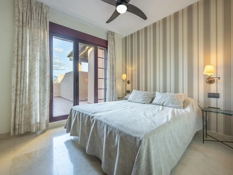 Soto de Marbella is one of the most exclusive gated communities on the Costa del Sol. Within this gated community, you can enjoy beautiful gardens, several swimming pools, a gym, tennis and paddle tennis courts, and a 9-hole golf course. Or have a coffee 