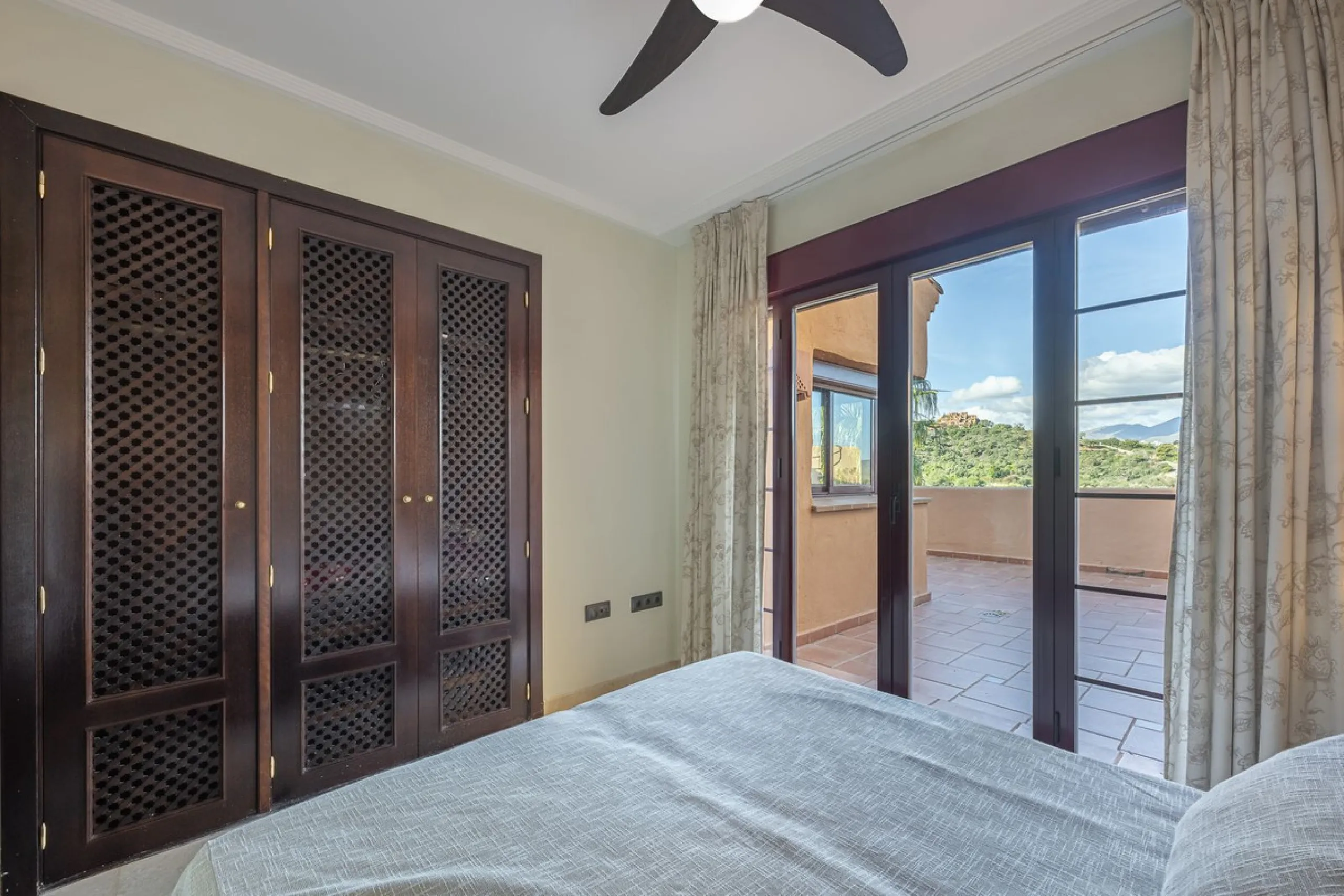 Soto de Marbella is one of the most exclusive gated communities on the Costa del Sol. Within this gated community, you can enjoy beautiful gardens, several swimming pools, a gym, tennis and paddle tennis courts, and a 9-hole golf course. Or have a coffee 