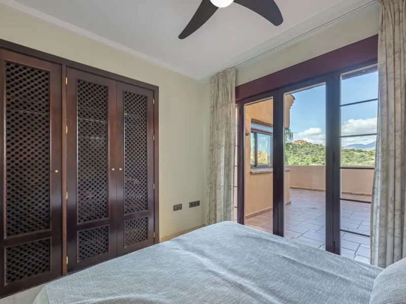 Soto de Marbella is one of the most exclusive gated communities on the Costa del Sol. Within this gated community, you can enjoy beautiful gardens, several swimming pools, a gym, tennis and paddle tennis courts, and a 9-hole golf course. Or have a coffee 