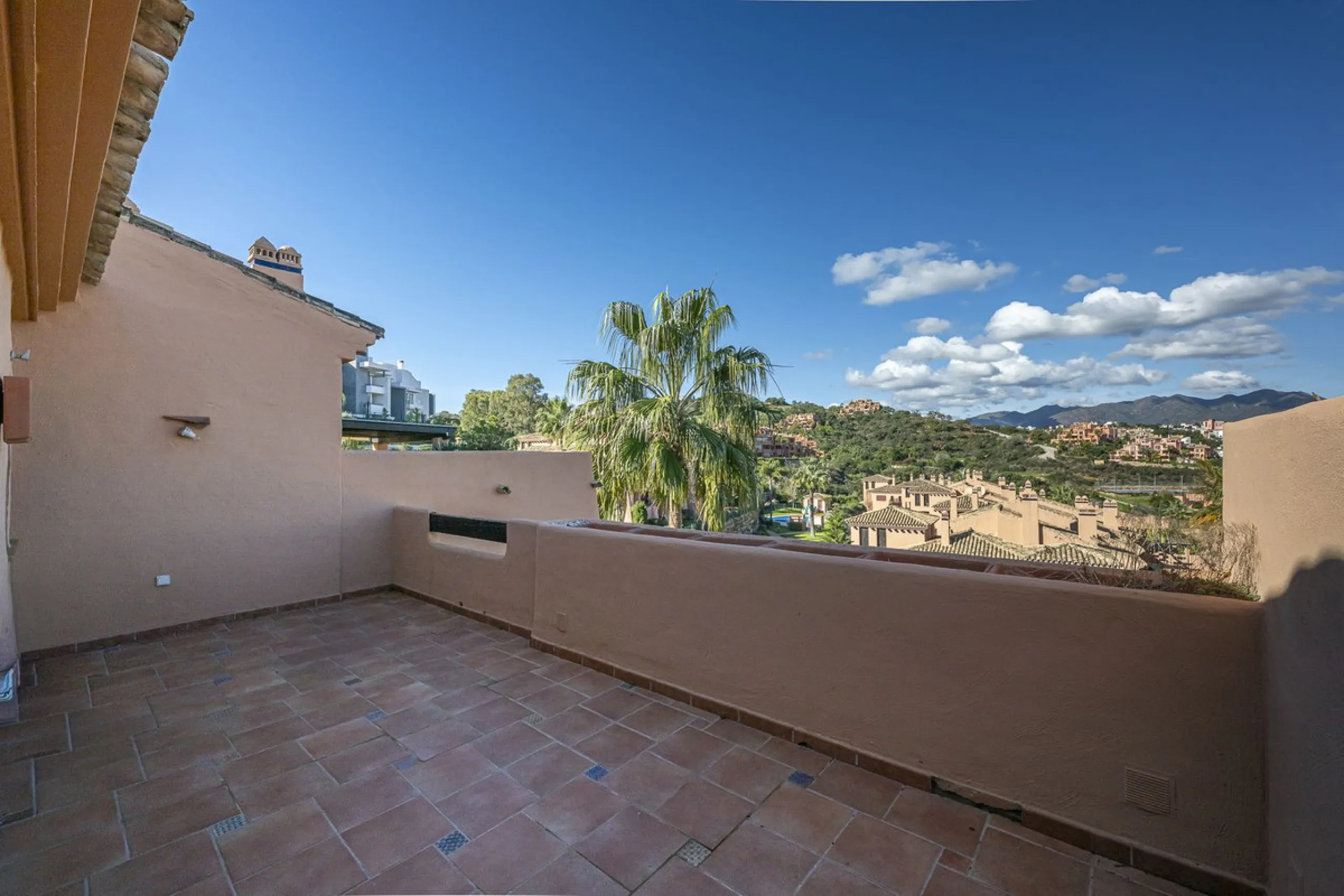 Soto de Marbella is one of the most exclusive gated communities on the Costa del Sol. Within this gated community, you can enjoy beautiful gardens, several swimming pools, a gym, tennis and paddle tennis courts, and a 9-hole golf course. Or have a coffee 