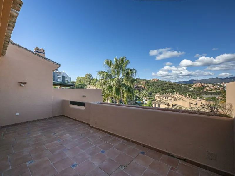 Soto de Marbella is one of the most exclusive gated communities on the Costa del Sol. Within this gated community, you can enjoy beautiful gardens, several swimming pools, a gym, tennis and paddle tennis courts, and a 9-hole golf course. Or have a coffee 