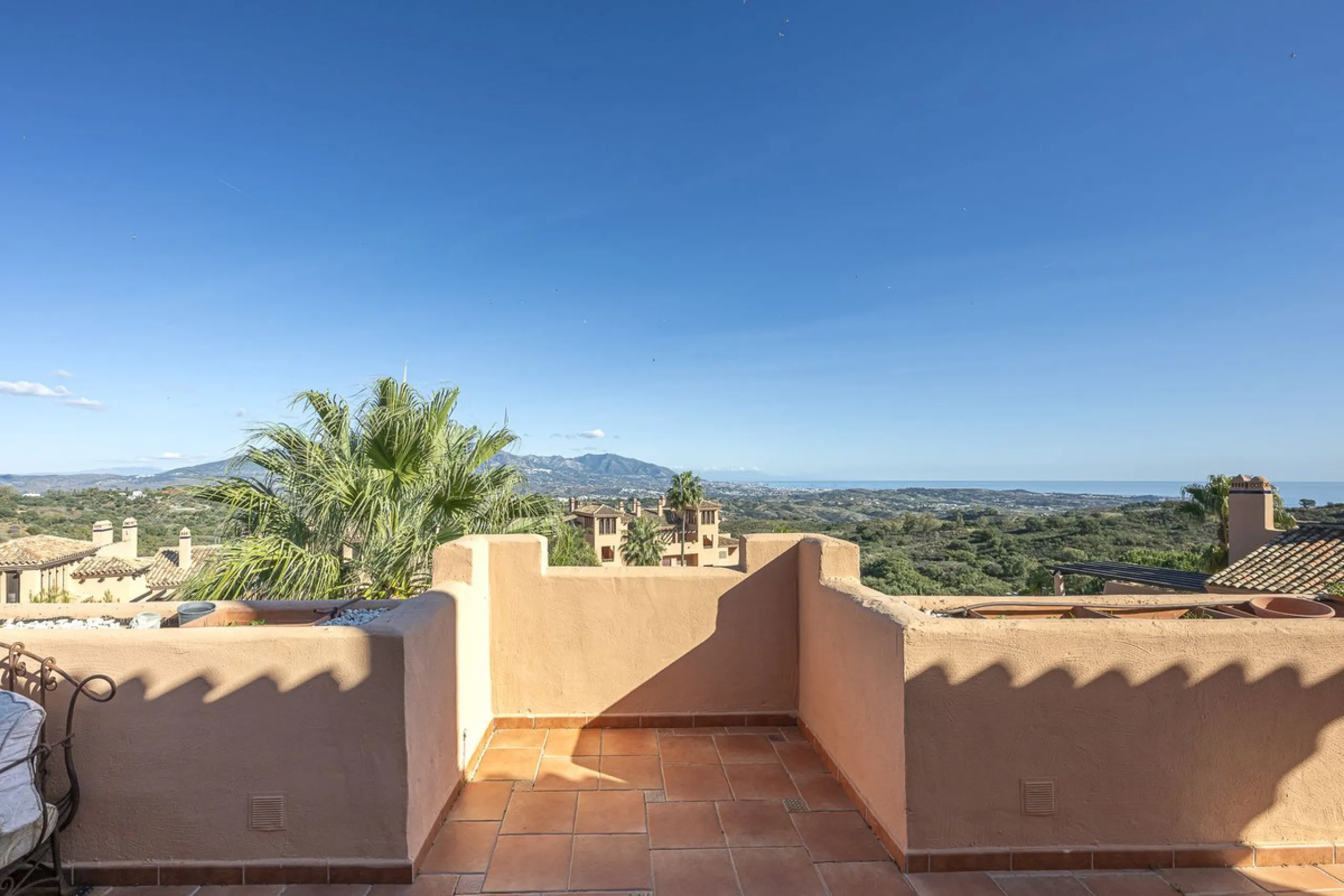 Soto de Marbella is one of the most exclusive gated communities on the Costa del Sol. Within this gated community, you can enjoy beautiful gardens, several swimming pools, a gym, tennis and paddle tennis courts, and a 9-hole golf course. Or have a coffee 