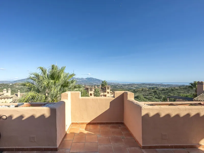 Soto de Marbella is one of the most exclusive gated communities on the Costa del Sol. Within this gated community, you can enjoy beautiful gardens, several swimming pools, a gym, tennis and paddle tennis courts, and a 9-hole golf course. Or have a coffee 