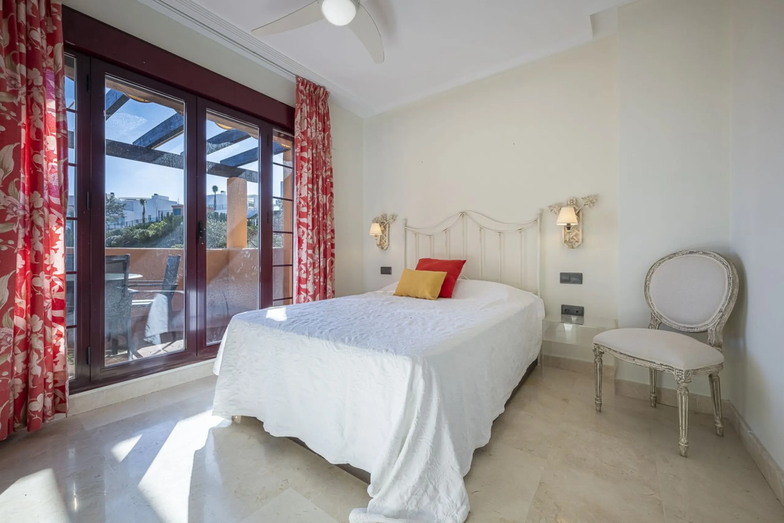 Soto de Marbella is one of the most exclusive gated communities on the Costa del Sol. Within this gated community, you can enjoy beautiful gardens, several swimming pools, a gym, tennis and paddle tennis courts, and a 9-hole golf course. Or have a coffee 