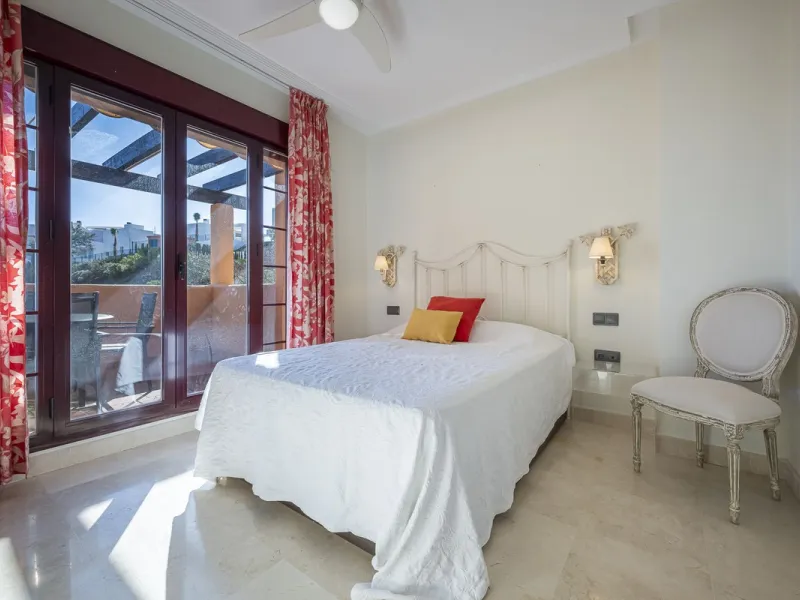 Soto de Marbella is one of the most exclusive gated communities on the Costa del Sol. Within this gated community, you can enjoy beautiful gardens, several swimming pools, a gym, tennis and paddle tennis courts, and a 9-hole golf course. Or have a coffee 