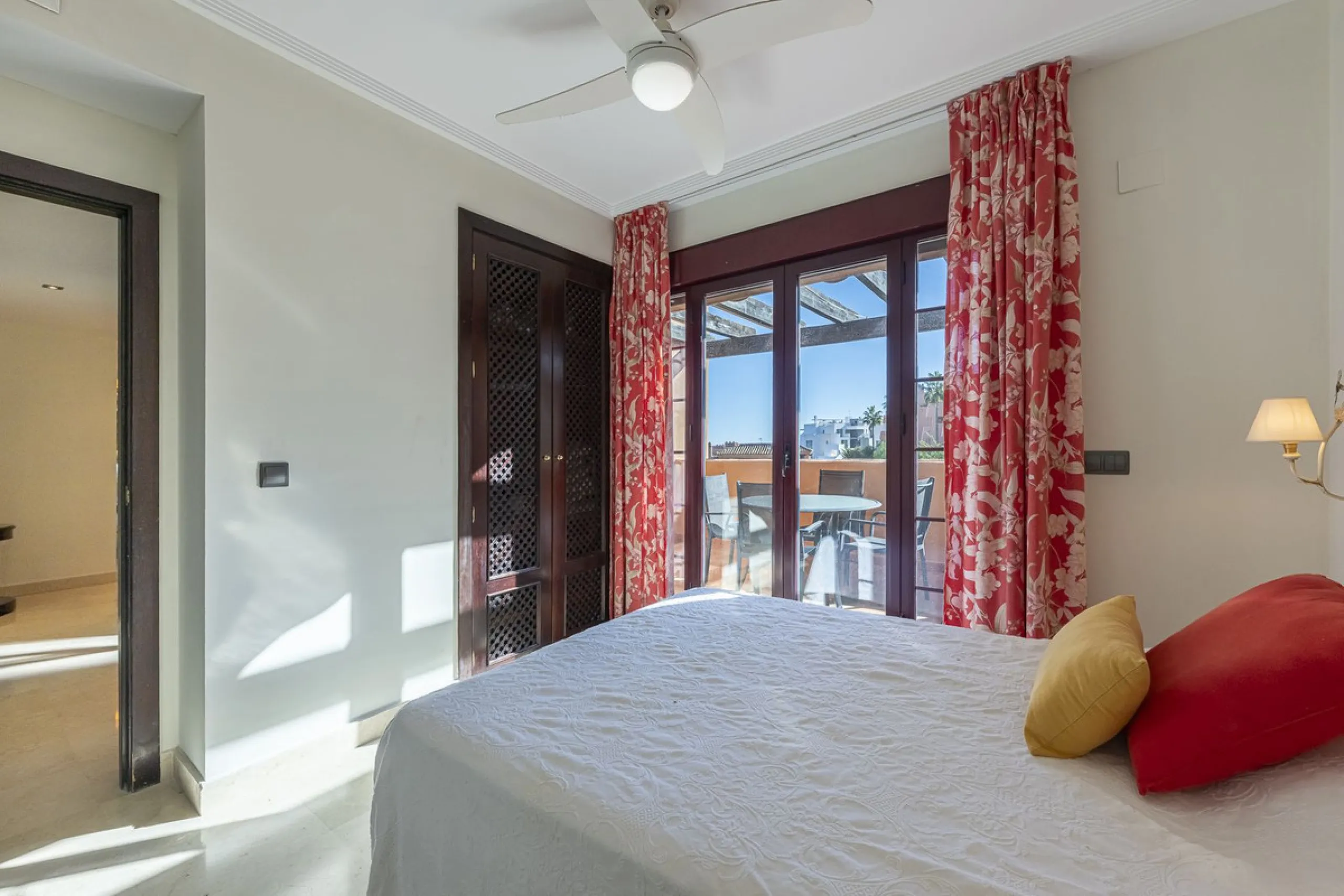 Soto de Marbella is one of the most exclusive gated communities on the Costa del Sol. Within this gated community, you can enjoy beautiful gardens, several swimming pools, a gym, tennis and paddle tennis courts, and a 9-hole golf course. Or have a coffee 