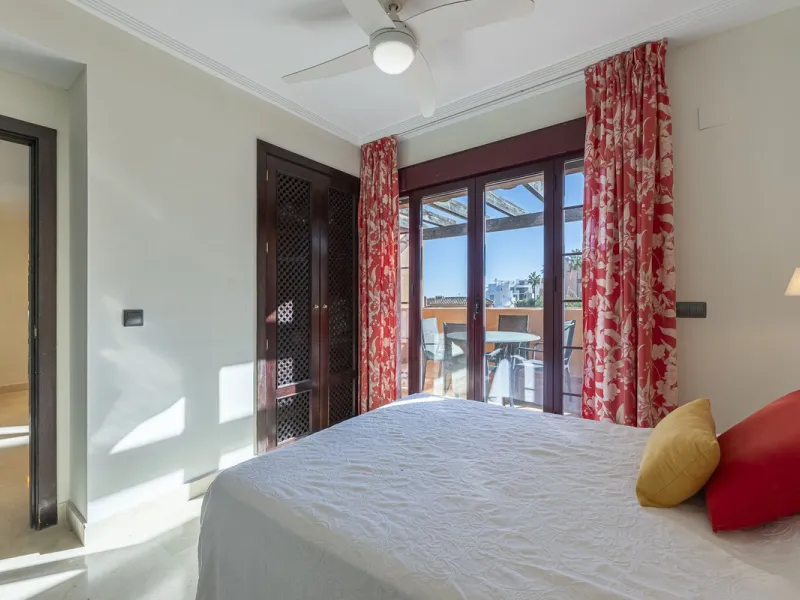 Soto de Marbella is one of the most exclusive gated communities on the Costa del Sol. Within this gated community, you can enjoy beautiful gardens, several swimming pools, a gym, tennis and paddle tennis courts, and a 9-hole golf course. Or have a coffee 