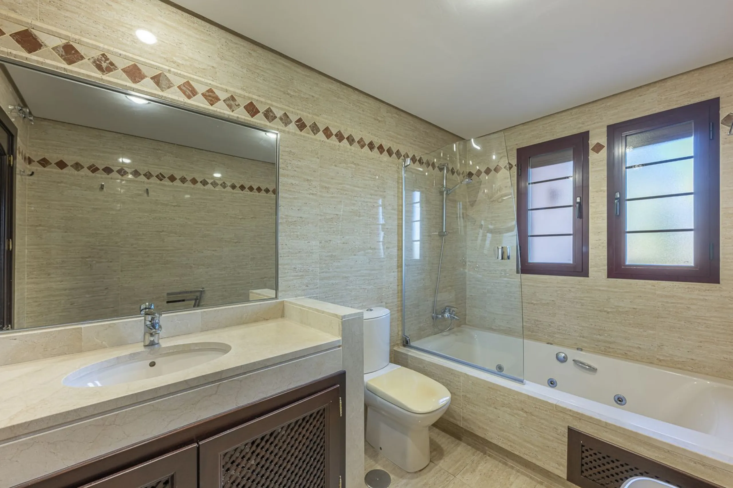 Soto de Marbella is one of the most exclusive gated communities on the Costa del Sol. Within this gated community, you can enjoy beautiful gardens, several swimming pools, a gym, tennis and paddle tennis courts, and a 9-hole golf course. Or have a coffee 