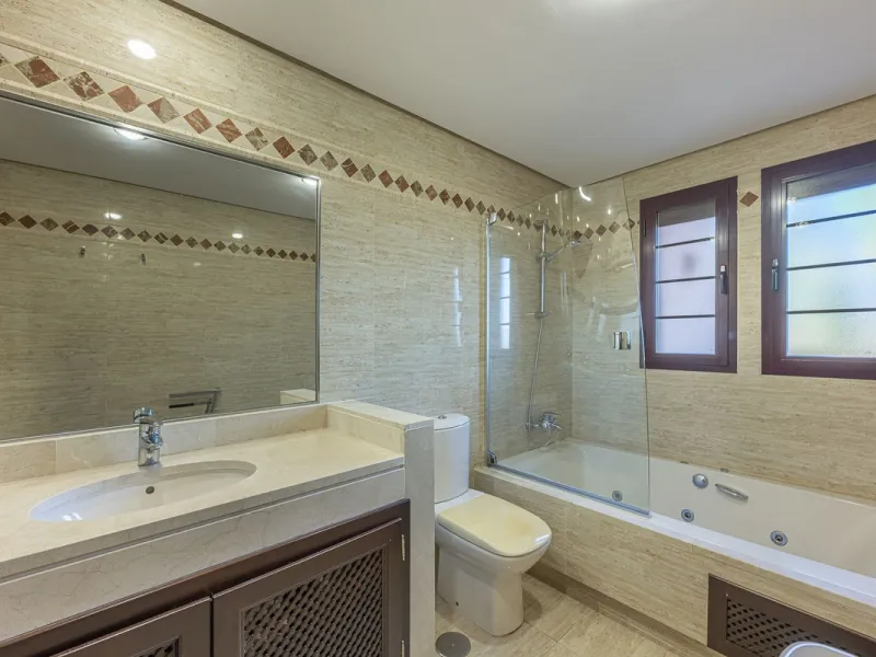 Soto de Marbella is one of the most exclusive gated communities on the Costa del Sol. Within this gated community, you can enjoy beautiful gardens, several swimming pools, a gym, tennis and paddle tennis courts, and a 9-hole golf course. Or have a coffee 