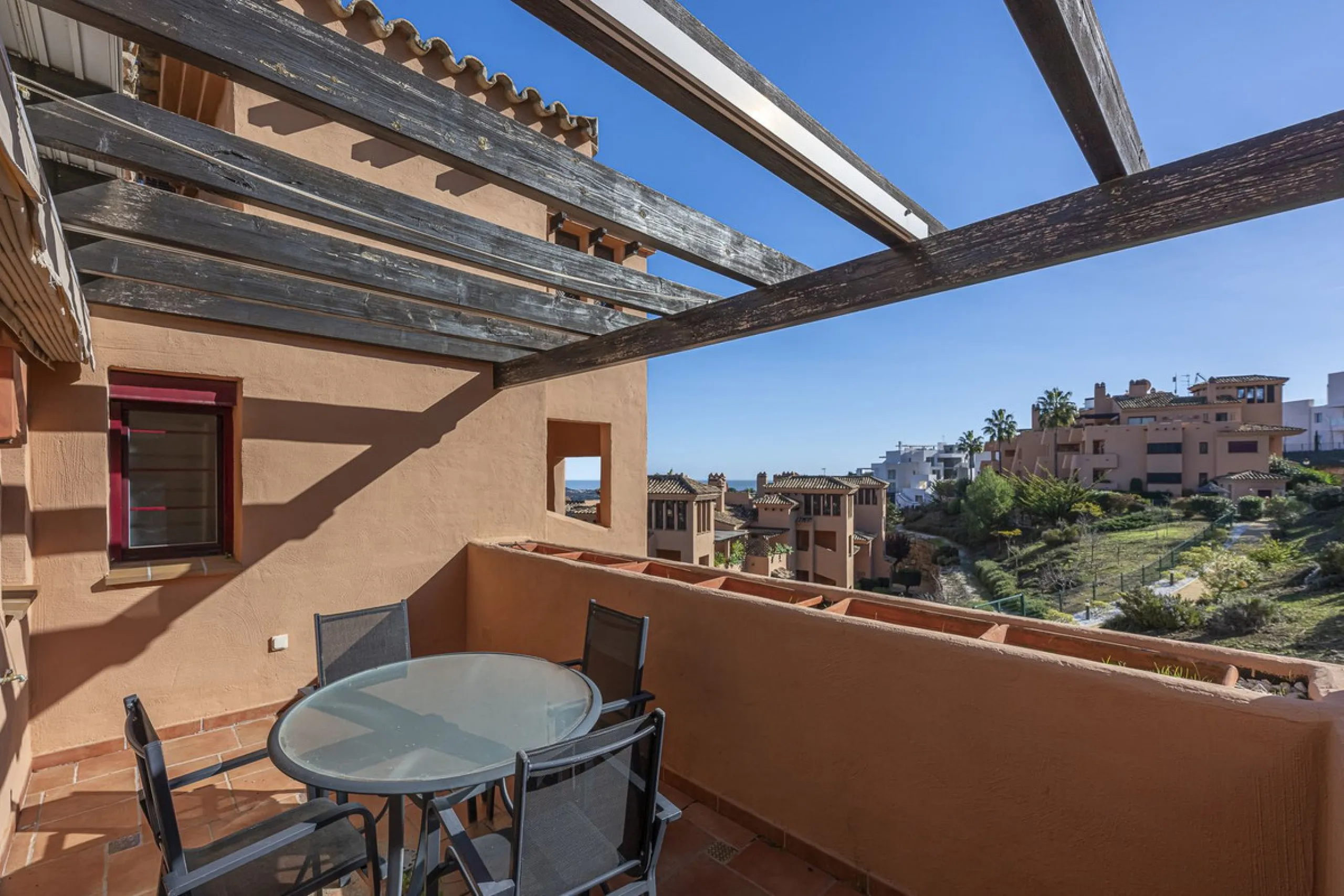 Soto de Marbella is one of the most exclusive gated communities on the Costa del Sol. Within this gated community, you can enjoy beautiful gardens, several swimming pools, a gym, tennis and paddle tennis courts, and a 9-hole golf course. Or have a coffee 