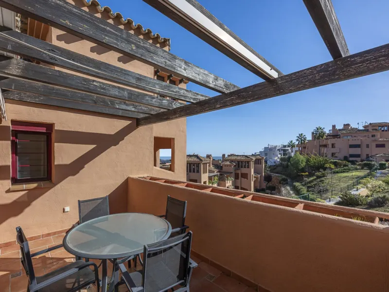 Soto de Marbella is one of the most exclusive gated communities on the Costa del Sol. Within this gated community, you can enjoy beautiful gardens, several swimming pools, a gym, tennis and paddle tennis courts, and a 9-hole golf course. Or have a coffee 