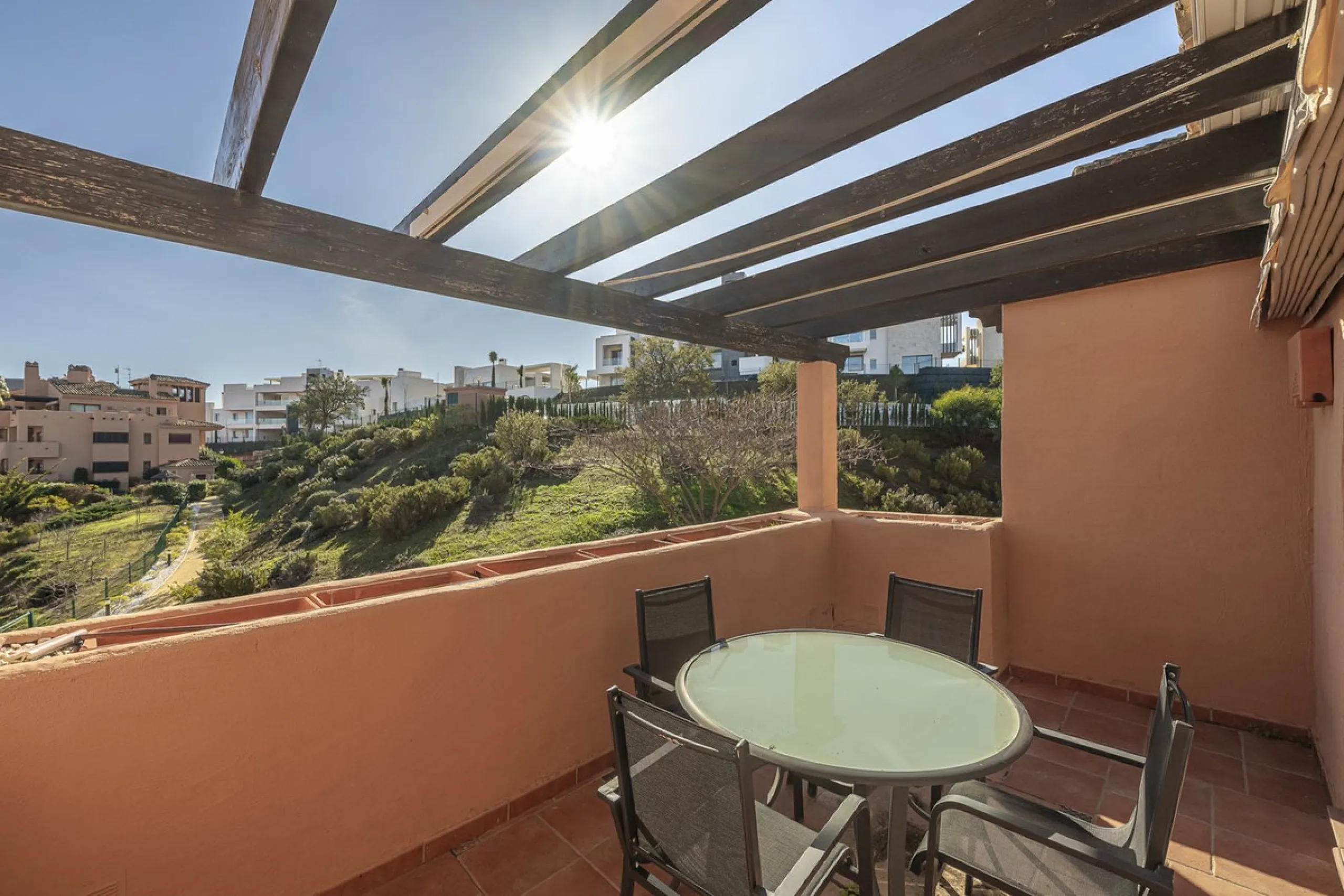 Soto de Marbella is one of the most exclusive gated communities on the Costa del Sol. Within this gated community, you can enjoy beautiful gardens, several swimming pools, a gym, tennis and paddle tennis courts, and a 9-hole golf course. Or have a coffee 