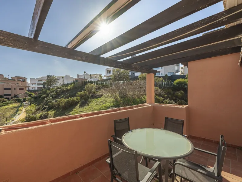 Soto de Marbella is one of the most exclusive gated communities on the Costa del Sol. Within this gated community, you can enjoy beautiful gardens, several swimming pools, a gym, tennis and paddle tennis courts, and a 9-hole golf course. Or have a coffee 