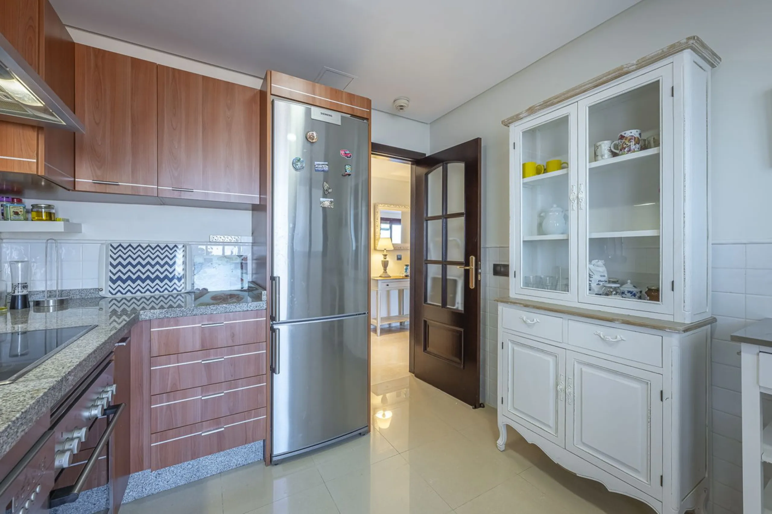 Soto de Marbella is one of the most exclusive gated communities on the Costa del Sol. Within this gated community, you can enjoy beautiful gardens, several swimming pools, a gym, tennis and paddle tennis courts, and a 9-hole golf course. Or have a coffee 