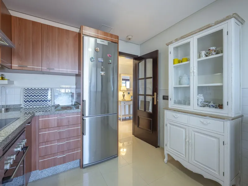Soto de Marbella is one of the most exclusive gated communities on the Costa del Sol. Within this gated community, you can enjoy beautiful gardens, several swimming pools, a gym, tennis and paddle tennis courts, and a 9-hole golf course. Or have a coffee 