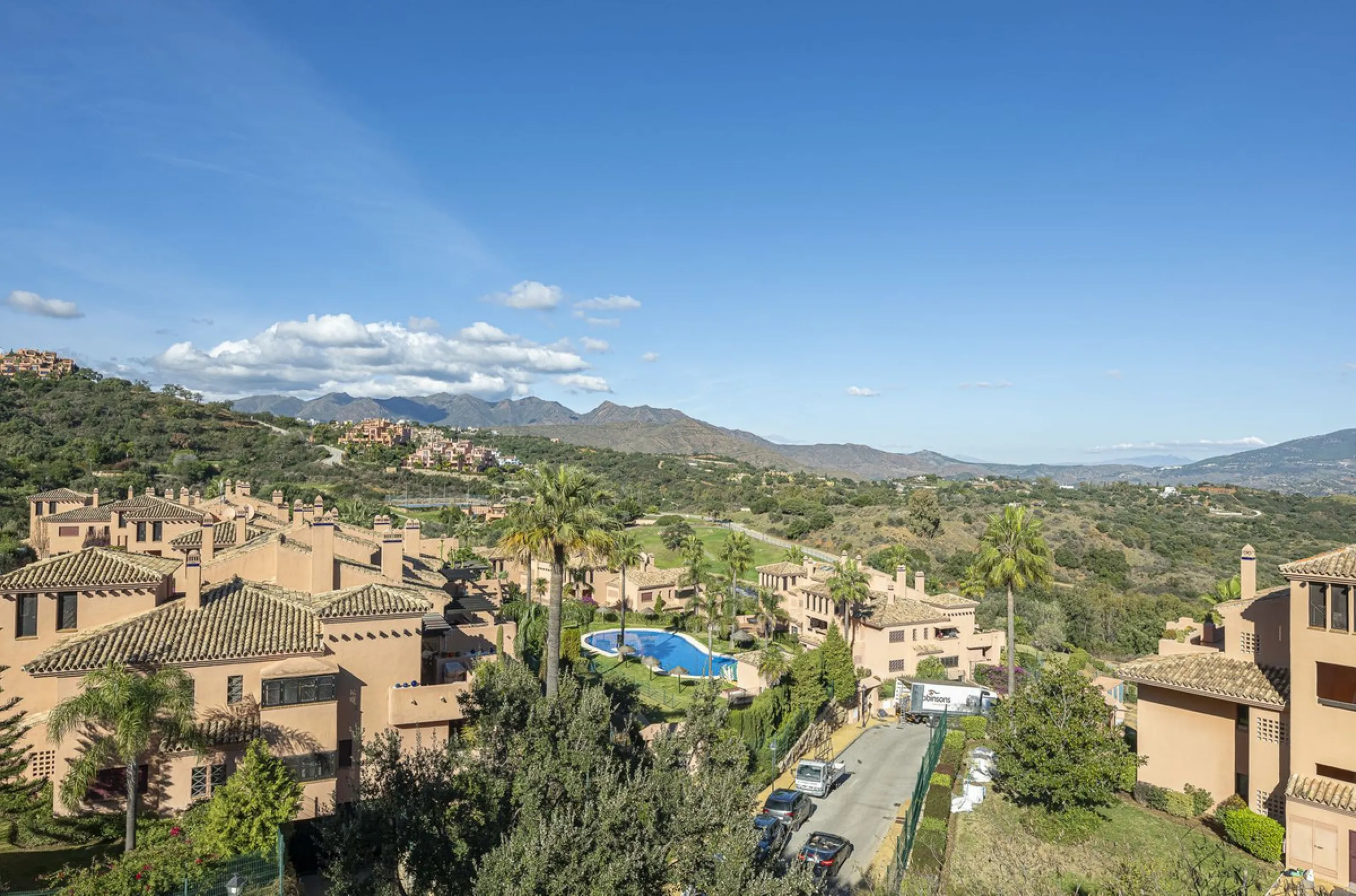 Soto de Marbella is one of the most exclusive gated communities on the Costa del Sol. Within this gated community, you can enjoy beautiful gardens, several swimming pools, a gym, tennis and paddle tennis courts, and a 9-hole golf course. Or have a coffee 