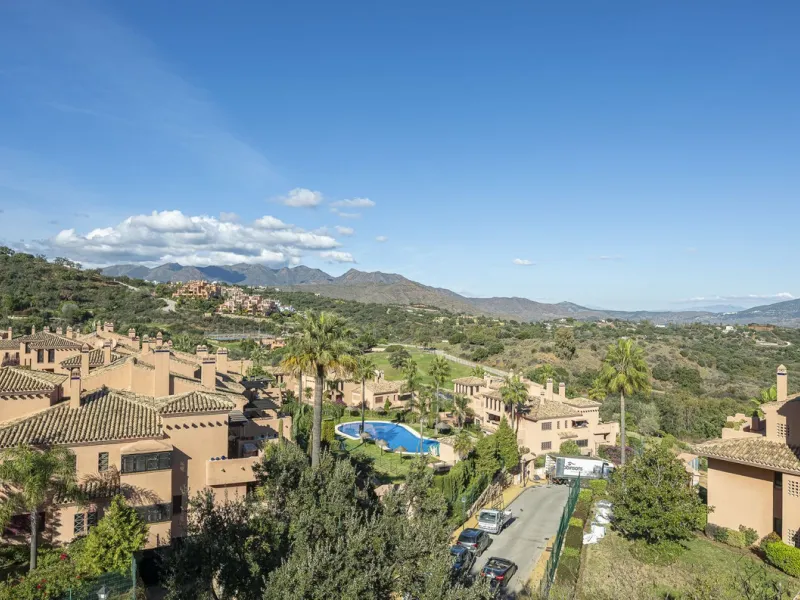 Soto de Marbella is one of the most exclusive gated communities on the Costa del Sol. Within this gated community, you can enjoy beautiful gardens, several swimming pools, a gym, tennis and paddle tennis courts, and a 9-hole golf course. Or have a coffee 