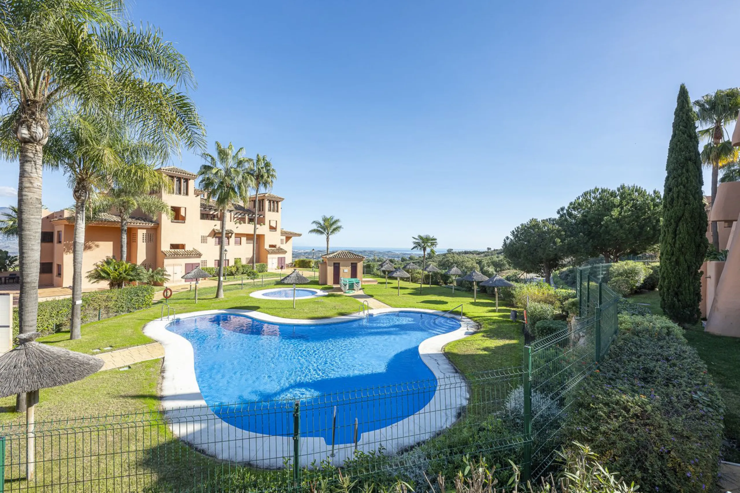 Soto de Marbella is one of the most exclusive gated communities on the Costa del Sol. Within this gated community, you can enjoy beautiful gardens, several swimming pools, a gym, tennis and paddle tennis courts, and a 9-hole golf course. Or have a coffee 