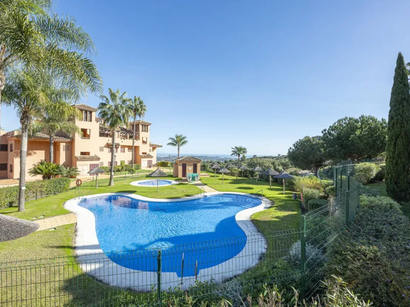 Soto de Marbella is one of the most exclusive gated communities on the Costa del Sol. Within this gated community, you can enjoy beautiful gardens, several swimming pools, a gym, tennis and paddle tennis courts, and a 9-hole golf course. Or have a coffee 