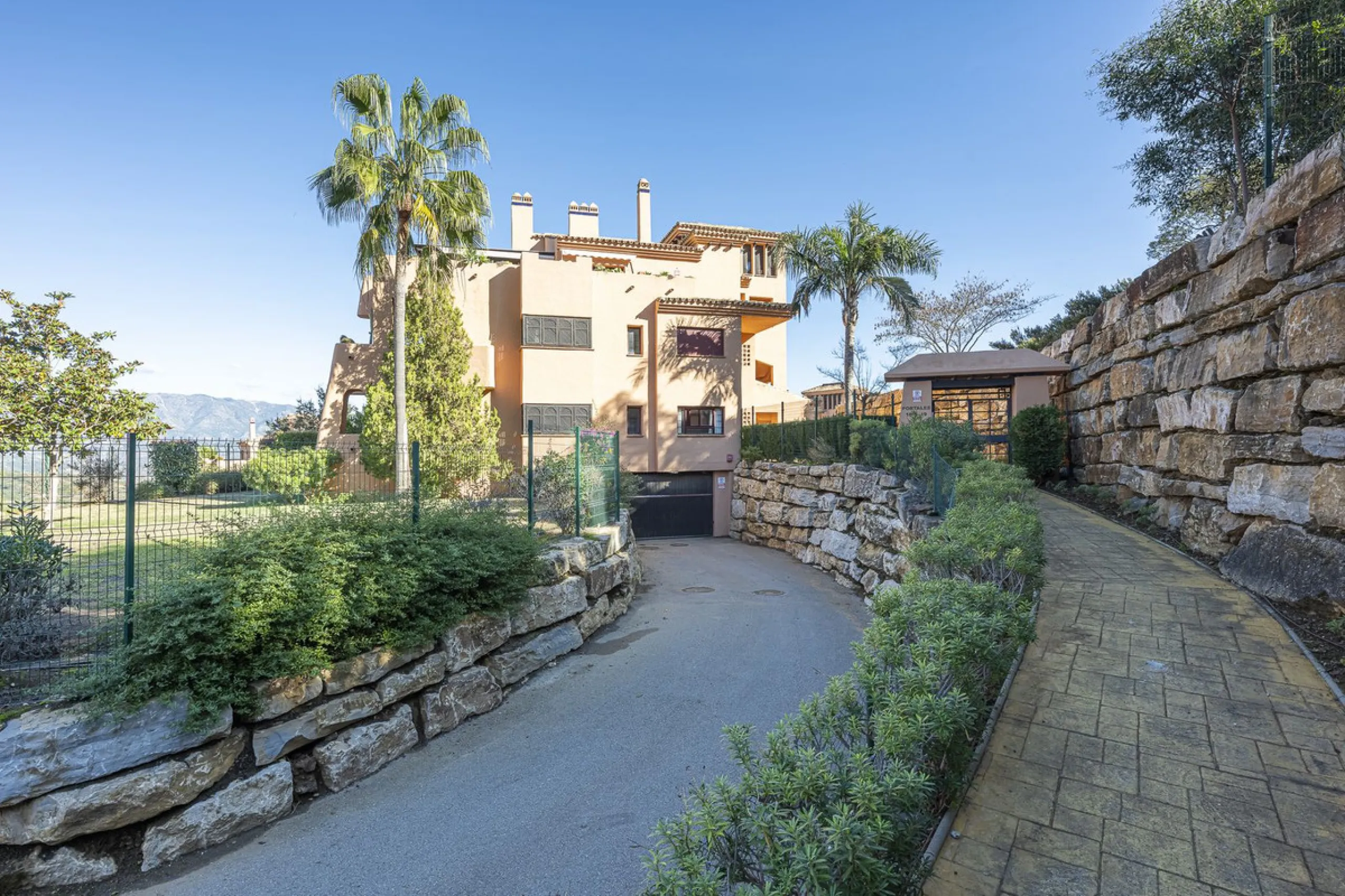 Soto de Marbella is one of the most exclusive gated communities on the Costa del Sol. Within this gated community, you can enjoy beautiful gardens, several swimming pools, a gym, tennis and paddle tennis courts, and a 9-hole golf course. Or have a coffee 