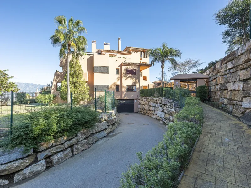 Soto de Marbella is one of the most exclusive gated communities on the Costa del Sol. Within this gated community, you can enjoy beautiful gardens, several swimming pools, a gym, tennis and paddle tennis courts, and a 9-hole golf course. Or have a coffee 