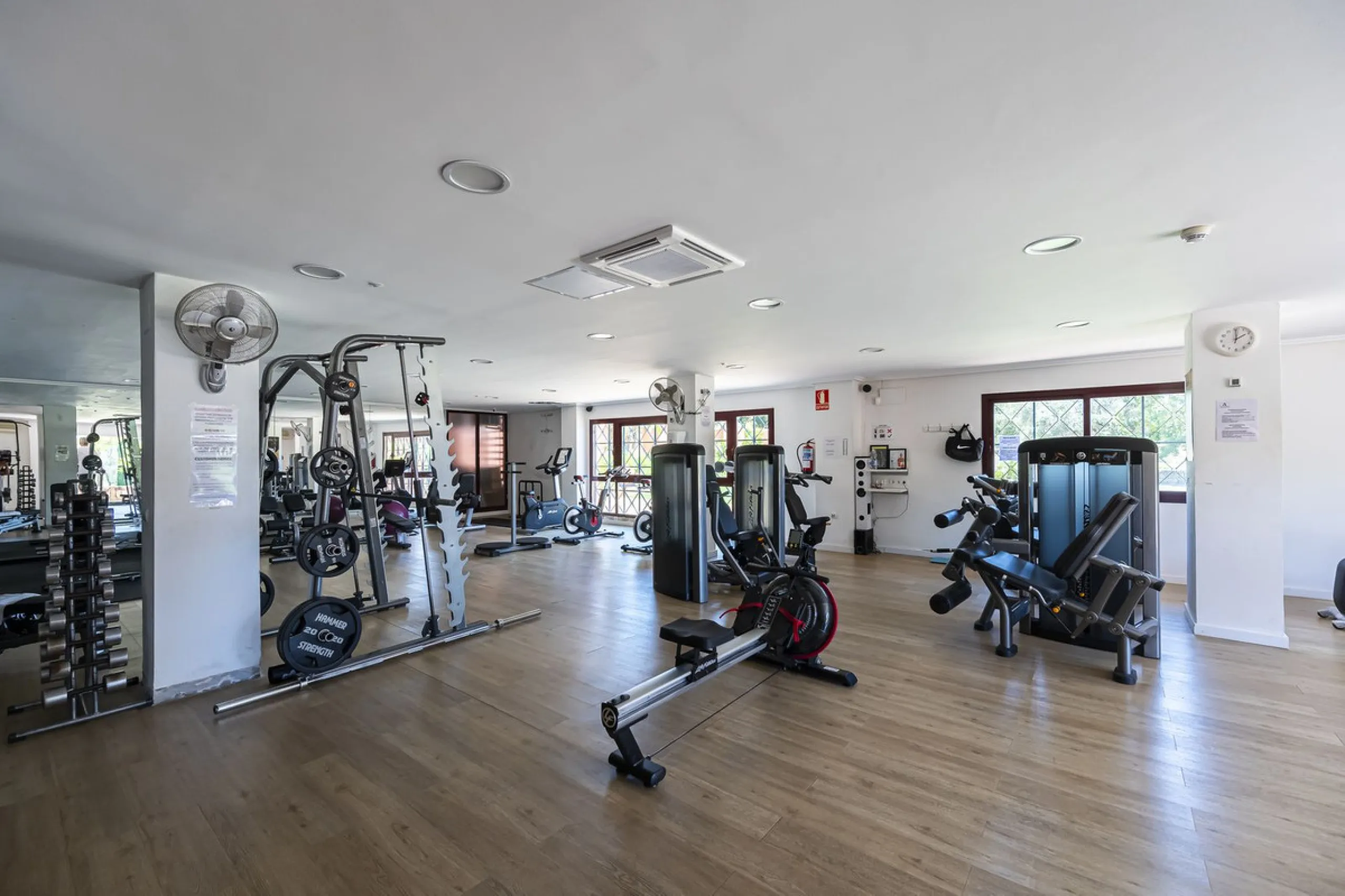 Soto de Marbella is one of the most exclusive gated communities on the Costa del Sol. Within this gated community, you can enjoy beautiful gardens, several swimming pools, a gym, tennis and paddle tennis courts, and a 9-hole golf course. Or have a coffee 