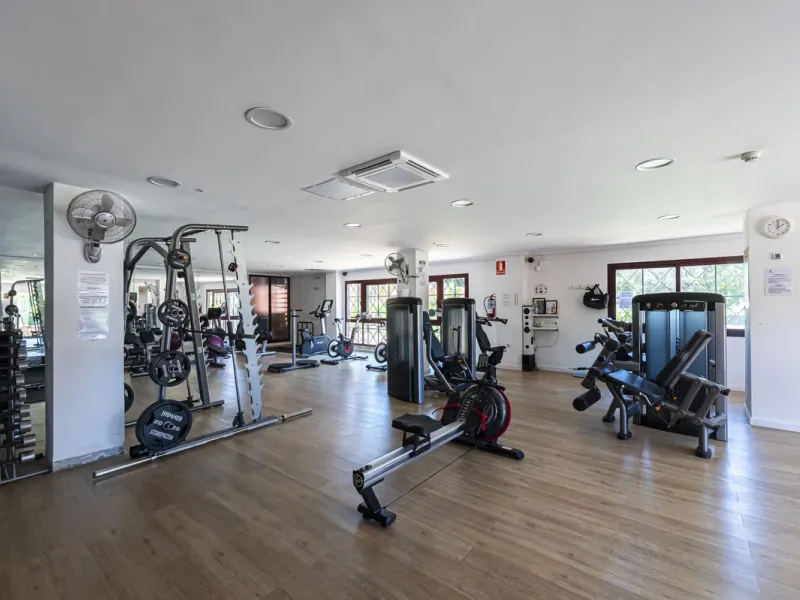 Soto de Marbella is one of the most exclusive gated communities on the Costa del Sol. Within this gated community, you can enjoy beautiful gardens, several swimming pools, a gym, tennis and paddle tennis courts, and a 9-hole golf course. Or have a coffee 