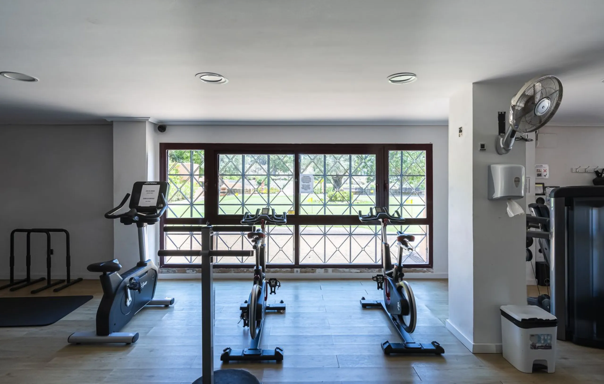 Soto de Marbella is one of the most exclusive gated communities on the Costa del Sol. Within this gated community, you can enjoy beautiful gardens, several swimming pools, a gym, tennis and paddle tennis courts, and a 9-hole golf course. Or have a coffee 