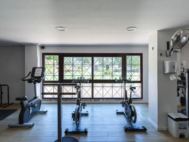 Soto de Marbella is one of the most exclusive gated communities on the Costa del Sol. Within this gated community, you can enjoy beautiful gardens, several swimming pools, a gym, tennis and paddle tennis courts, and a 9-hole golf course. Or have a coffee 