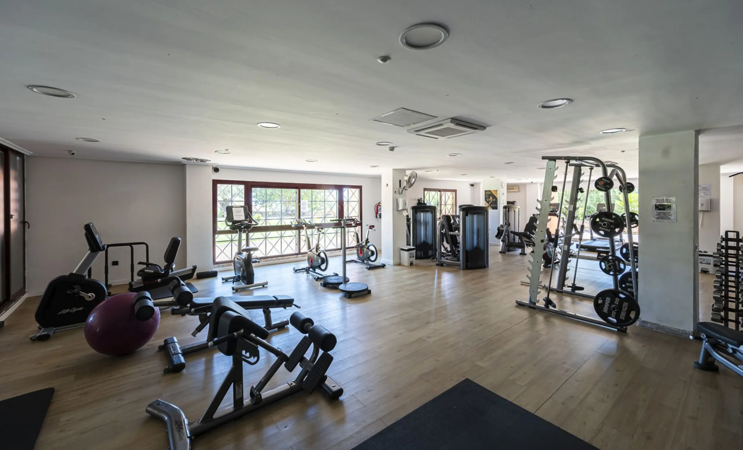 Soto de Marbella is one of the most exclusive gated communities on the Costa del Sol. Within this gated community, you can enjoy beautiful gardens, several swimming pools, a gym, tennis and paddle tennis courts, and a 9-hole golf course. Or have a coffee 