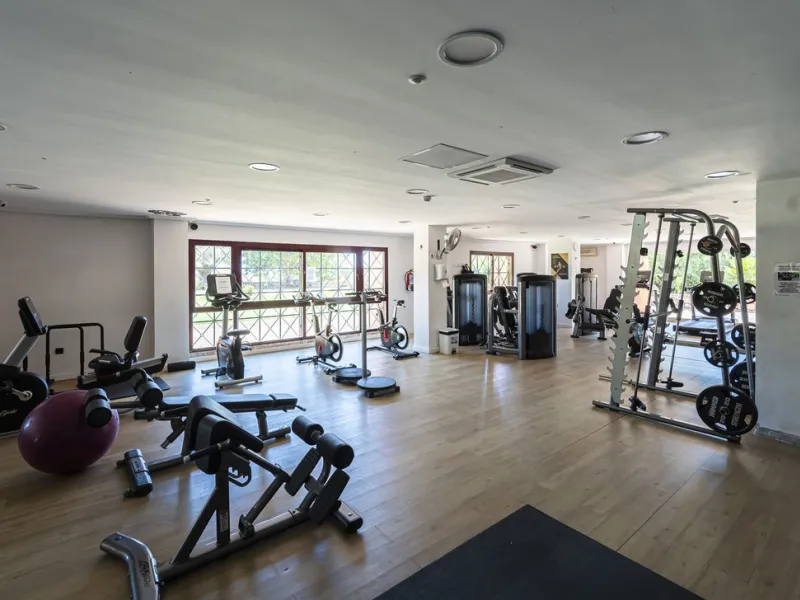 Soto de Marbella is one of the most exclusive gated communities on the Costa del Sol. Within this gated community, you can enjoy beautiful gardens, several swimming pools, a gym, tennis and paddle tennis courts, and a 9-hole golf course. Or have a coffee 