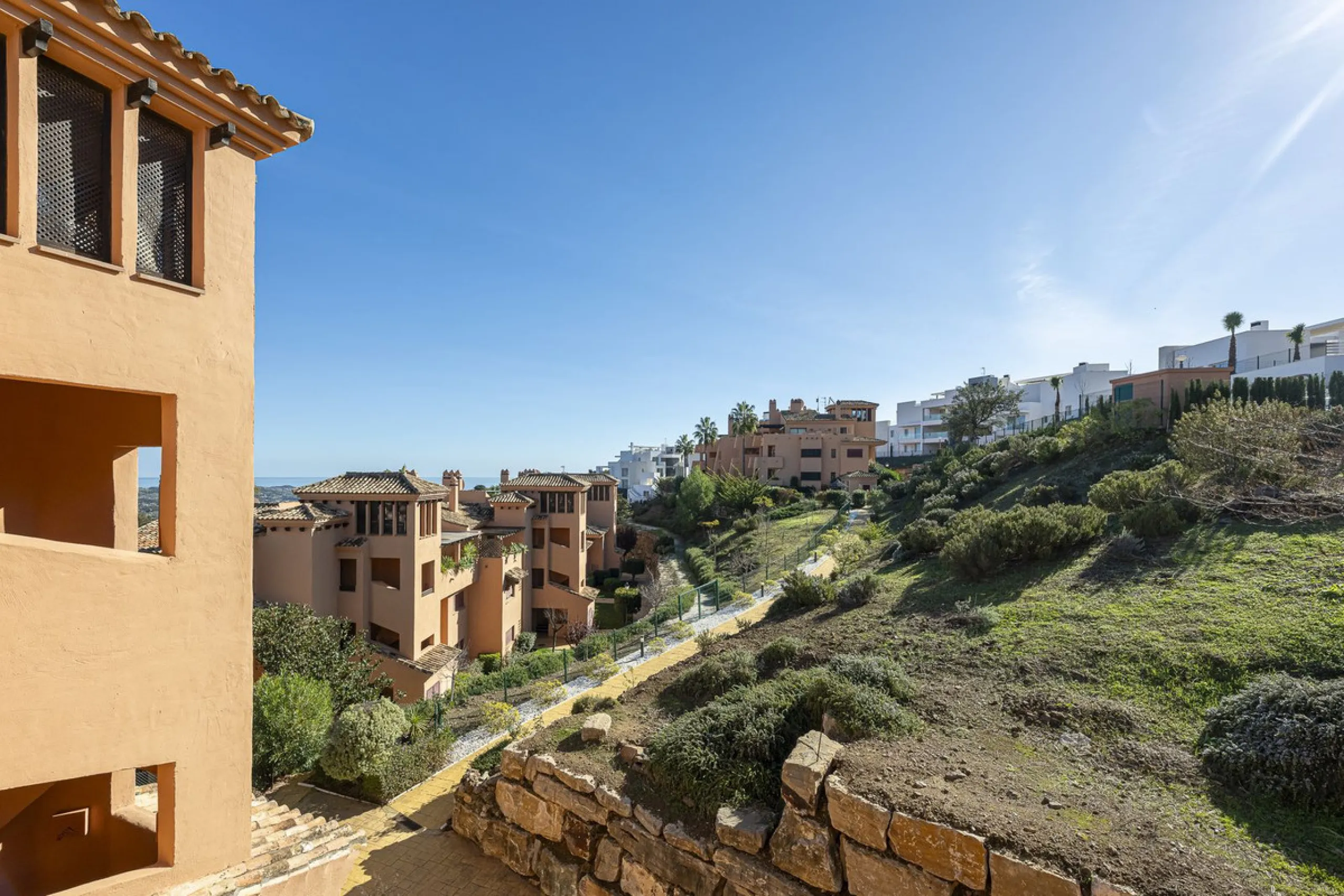 Soto de Marbella is one of the most exclusive gated communities on the Costa del Sol. Within this gated community, you can enjoy beautiful gardens, several swimming pools, a gym, tennis and paddle tennis courts, and a 9-hole golf course. Or have a coffee 